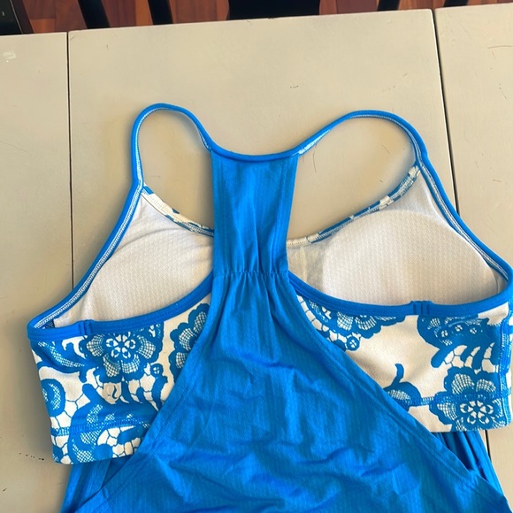 Lululemonm tank w built-in padded sports braw - Picture 5 of 8